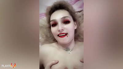 Ivan Helsing tvrdě šuká sexy upírku a udělá se jí na zadek